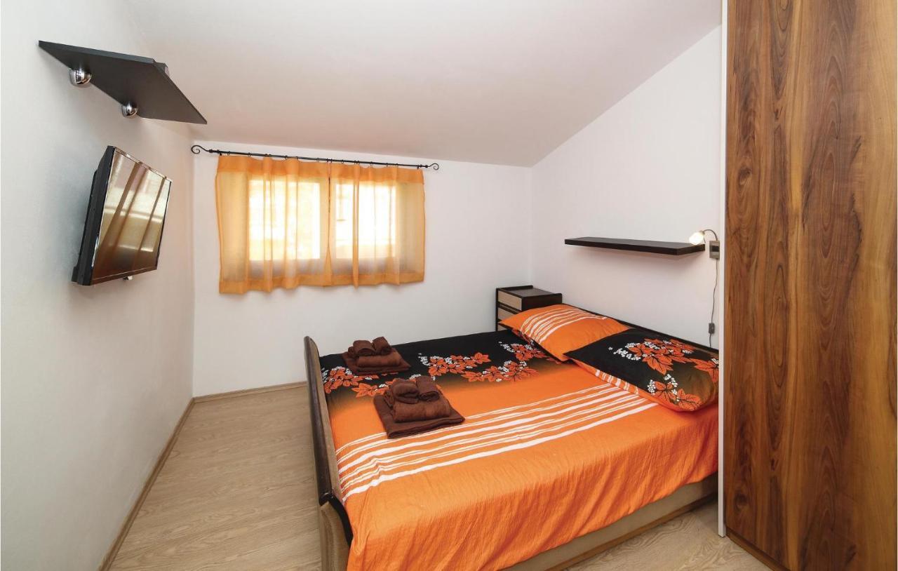 3 Bedroom Cozy Apartment In Kastel Kambelovac Kaštela Exteriör bild